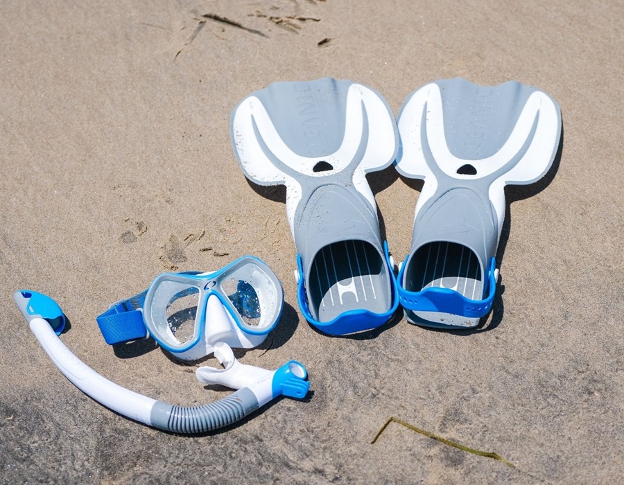 Basic-freediving-gear-for-beginners-including-mask-snorkel-and-fins-on-the-sand