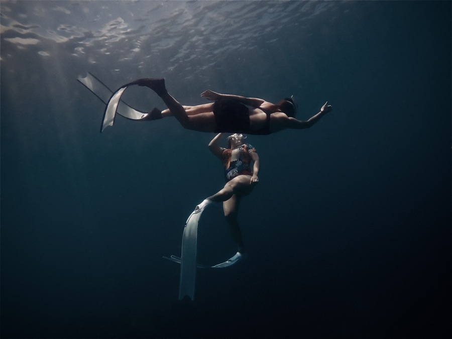Two-freedivers-practicing-the-buddy-system-for-safe-breath-hold-diving